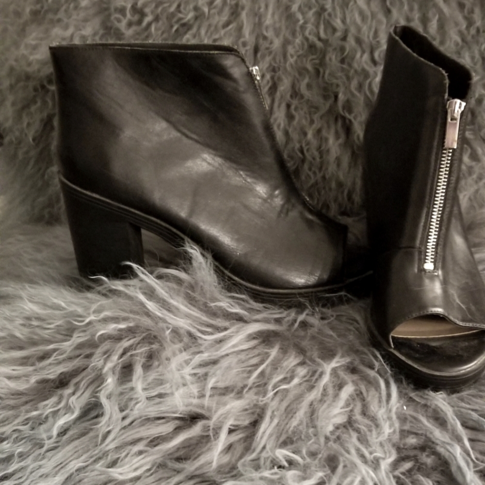 *EUC* Torrid Chunky Zip Up Heels